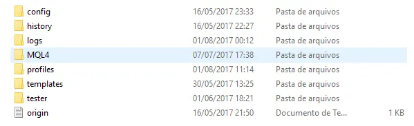 Para adicionar indicadores no MetaTrader 4, abra a plataforma e clique em "Inserir" no menu superior. Em seguida, selecione "Indicadores" e escolha o indicador desejado. Ajuste as configurações conforme necessário e clique em "OK" para aplicá-lo ao gráfico.